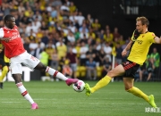 开云官网-足球比赛紧凑激烈，球队全力拼争胜利