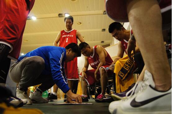 南美篮球精英赛场上演激烈对抗，雄心壮志令人期待的简单介绍